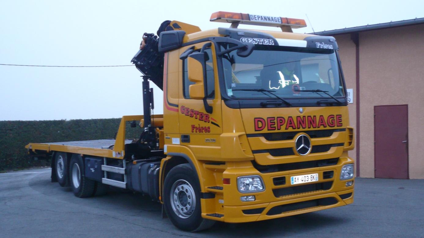 Mercedes Actros 2536 équipé d'une grue