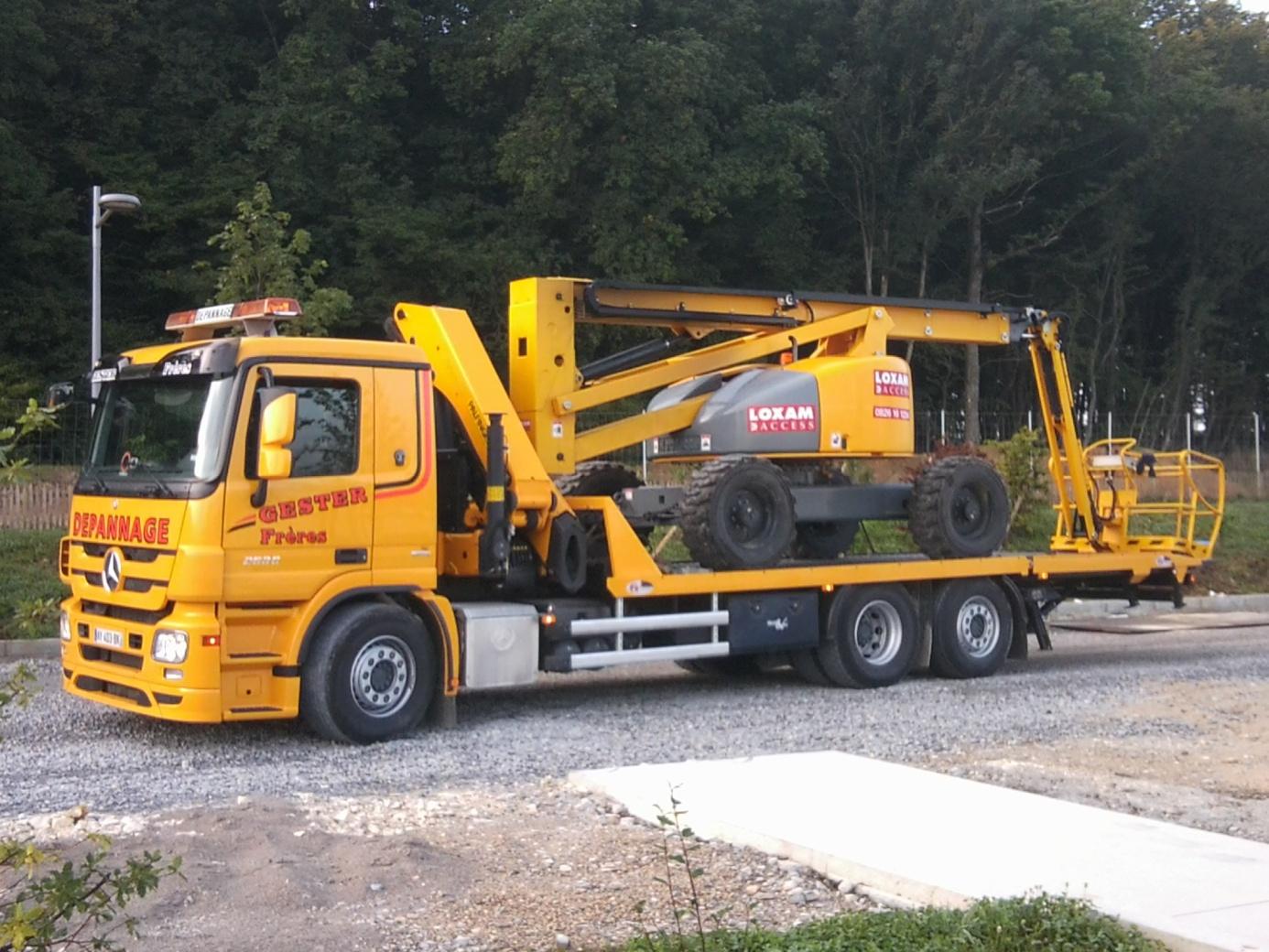 Mercedes Actros 2536 équipé d'une grue