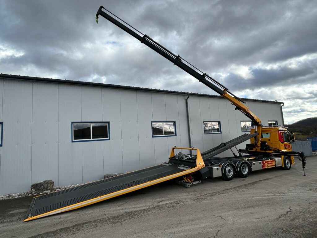 Mercedes ACTROS 2536 6×2 plateau solomatic + grue HIAB 158 – 15 tonnes mètre