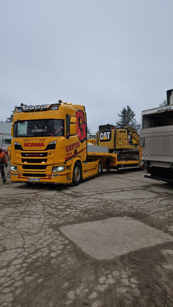 Transport avec porte engin et SCANIA