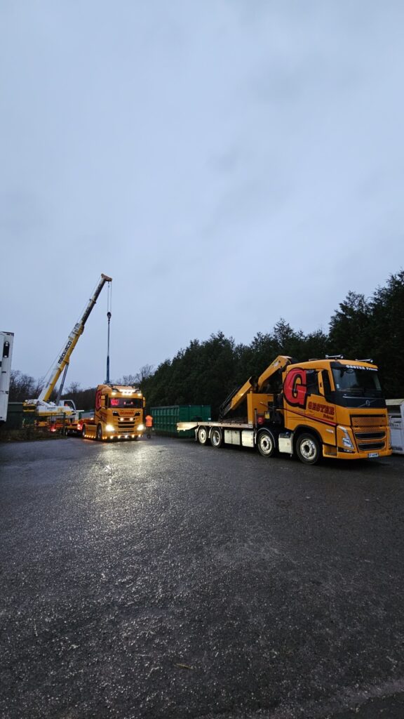 Transport avec SCANIA et porte engin + manutention avec VOLVO