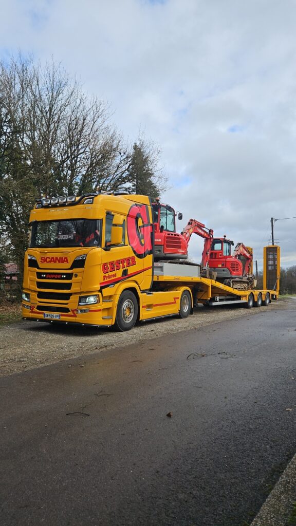 Transport avec porte engin et SCANIA