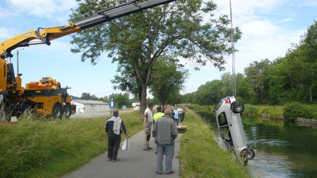 Grutage d’un véhicule dans le canal