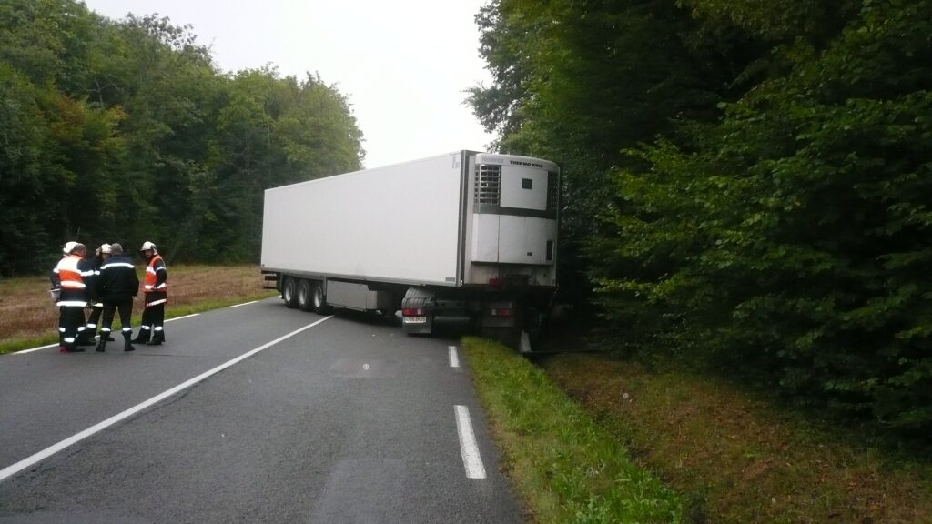 Remorque frigorifique en travers de la route