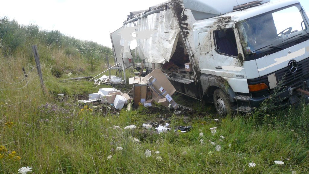 Poids lourd accidenté et remorque éventrée