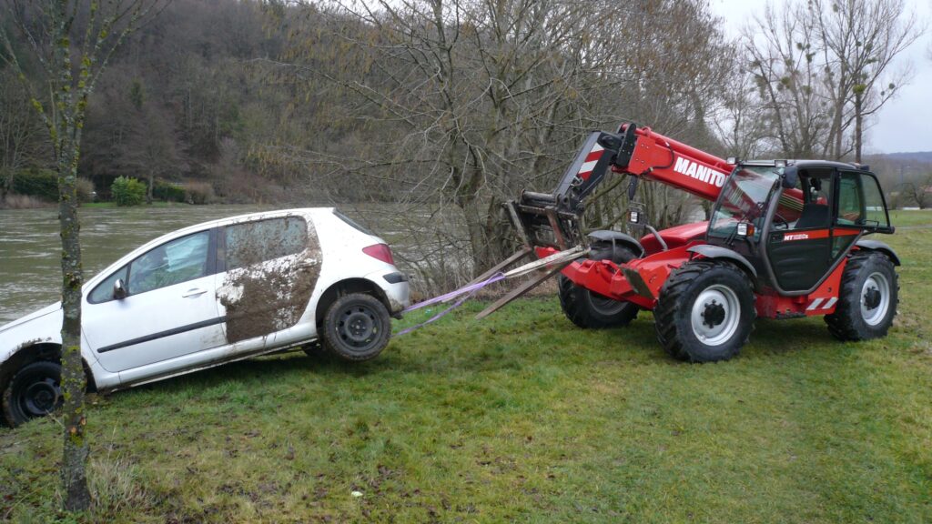 Intervention avec Manitou pour sortir un véhicule du Doubs