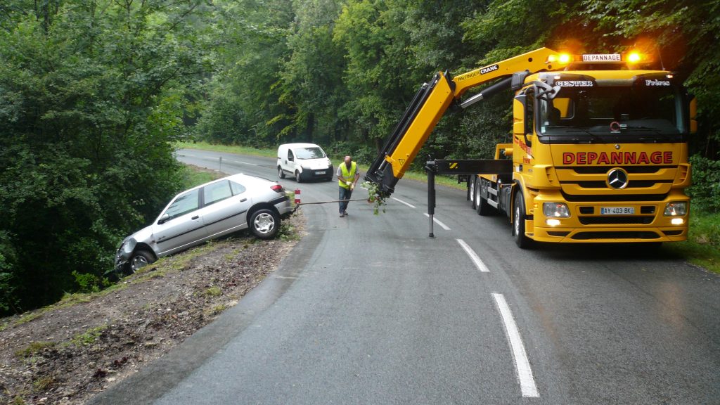 Intervention avec camion grue 306 grise 22/4 9h41