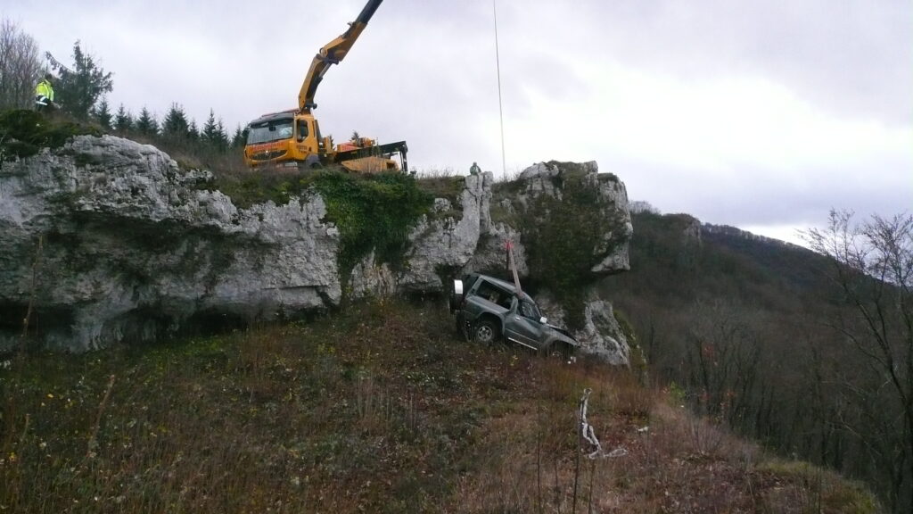 Grutage d’un véhicule tombé d’une falaise