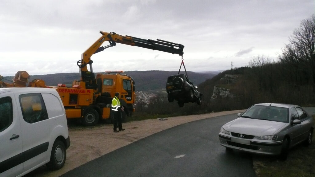 Grutage d’un véhicule tombé d’une falaise