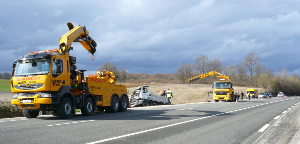 Grutage d’un camion benne tombé en contrebas