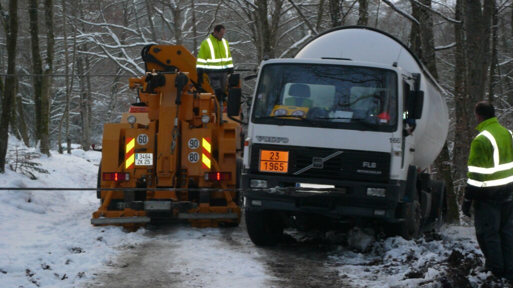 Intervention avec remorqueuse 8×4 pour un camion citerne enlisé