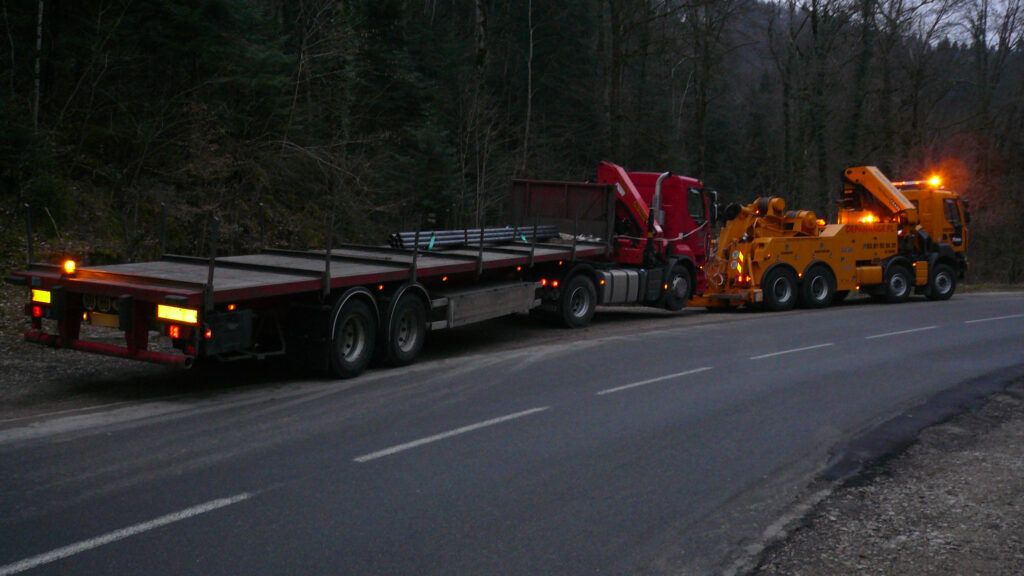 Remorquage d’un tracteur et remorque avec remorqueuse 8×4