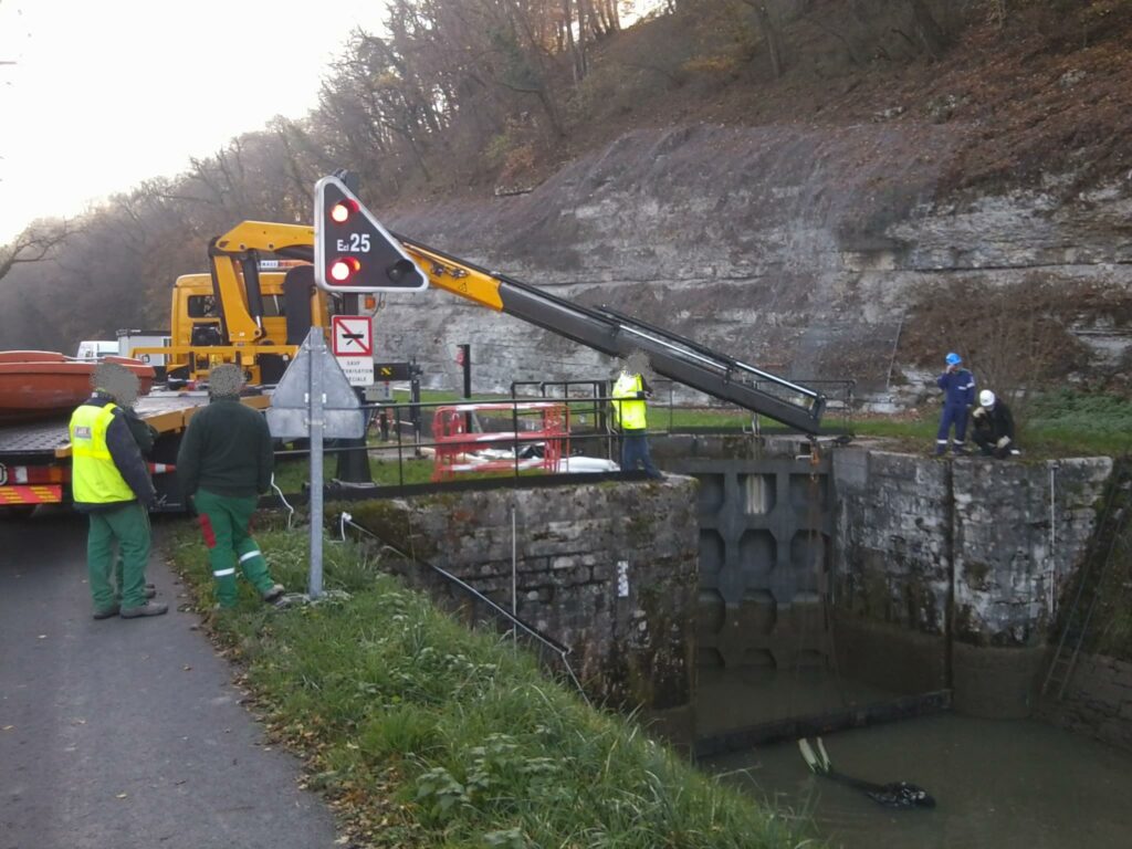 Manutention avec camion grue dans une écluse
