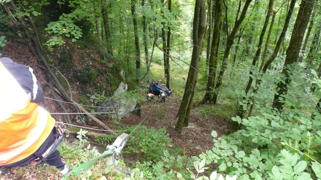 Grutage d’un véhicule en contrebas dans un bois