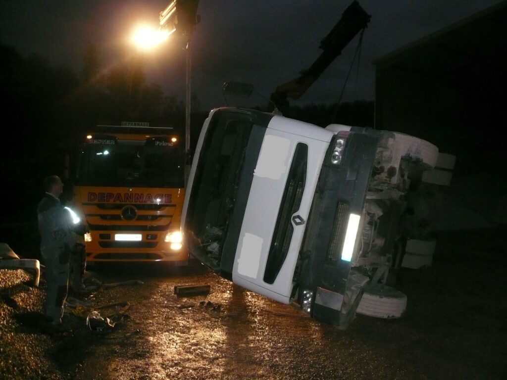 Intervention sur un poids lourd sur le côté de nuit