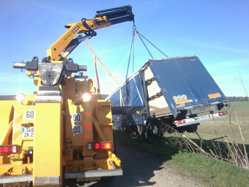 Grutage d’un semi remorque au fossé avec remorqueuse 8×4