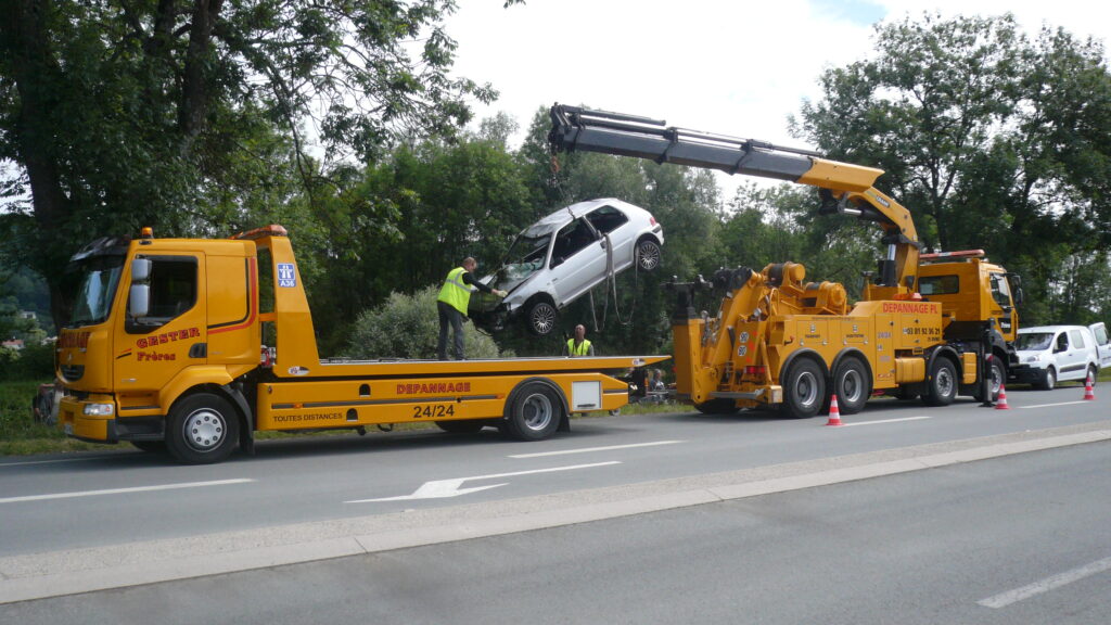 Grutage et remorquage d’un véhicule sortie de route
