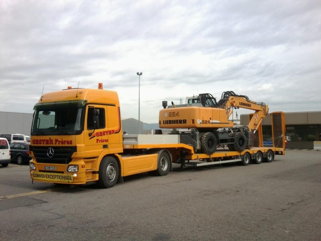 Transport avec porte engin en convoi exceptionnel